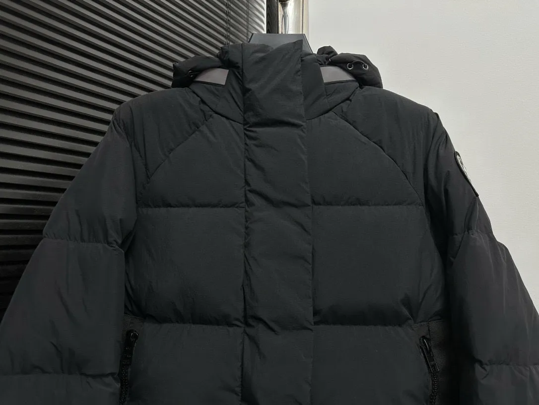 P780 【𝘾𝘼𝙉𝘼𝘿𝘼 𝙂𝙊𝙊𝙎𝙀】Canada Goose Junction/3M Reflective Black Label Parker/2602LB Ouyang Nana’s same Junction Parker is made of CORDURA@’s super-soft EnduraLuxe fabric, which enhances the durability of easy-wear parts, making it lightweight and durable. 360-degree reflective strips on the collar improve visibility in low-light environments. Features a removable hood for easy transition into warmer weather. Removable premium insulated hood adjusts both ways Sizes: XS-XxL